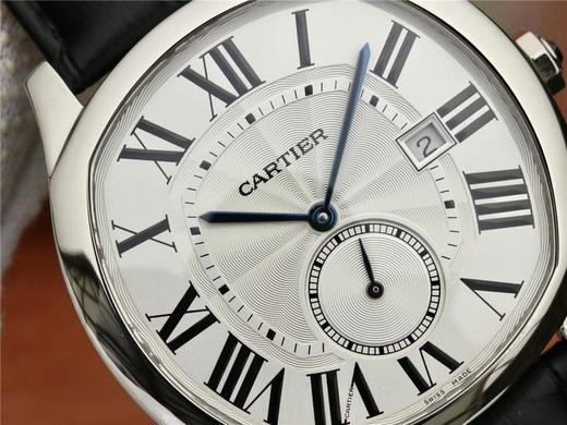 GS卡地亚Drive de Cartier系列WSNM0004腕表。以典雅肃穆的枕形设计搭配利落大方的线条布局，尽显男儿阳刚不屈的魅力 商品图7