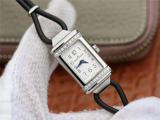 MG积家翻转系列3264520女表 【机芯】瑞士石英 【尺寸】33.8mmx16.3mm 【表带】真皮绳 【特色】翻转是一个非常有意思系列 品牌辨识度高 商品图1