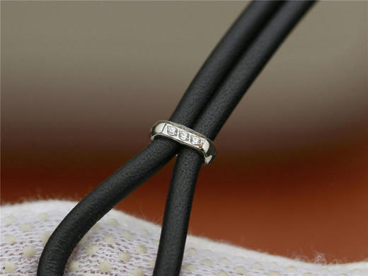 MG积家翻转系列3264520女表 【机芯】瑞士石英 【尺寸】33.8mmx16.3mm 【表带】真皮绳 【特色】翻转是一个非常有意思系列 品牌辨识度高 商品图4