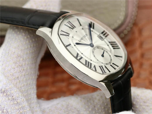 GS卡地亚Drive de Cartier系列WSNM0004腕表。以典雅肃穆的枕形设计搭配利落大方的线条布局，尽显男儿阳刚不屈的魅力 商品图5