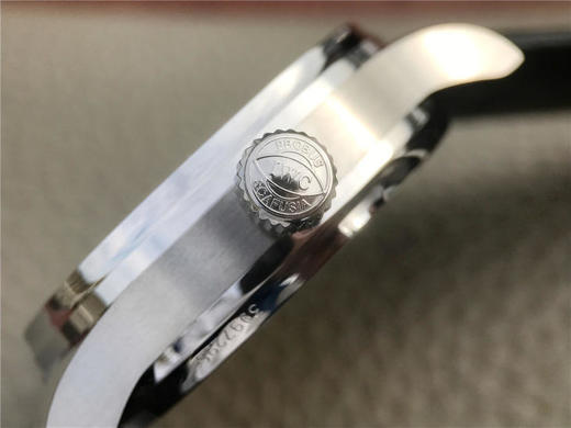 ZF万国v5版新葡7型号：IW500705（老葡七的型号是IW500107，这是不同的两个型号）系列：葡萄牙52010自动机械,42.3毫米直径 商品图2