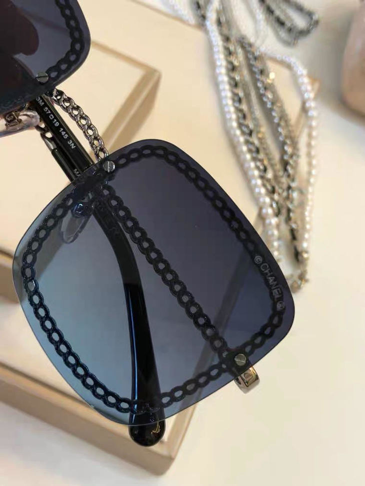 点此购买香奈儿方形珍珠项链条太阳镜明116578