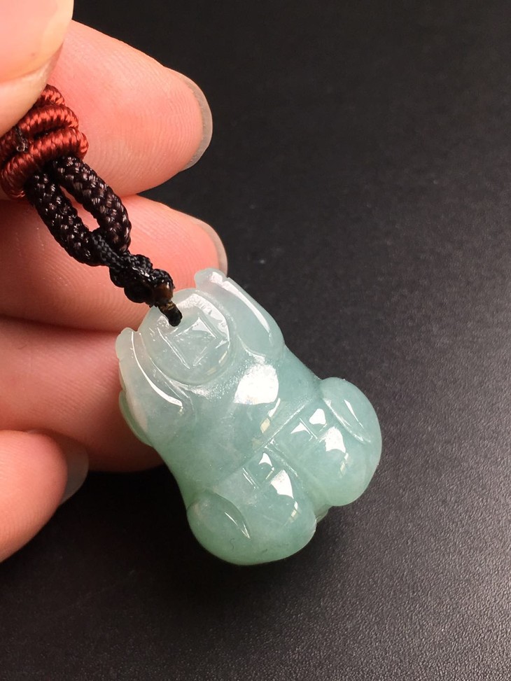 d10174翡翠冰种底色小福猪挂件