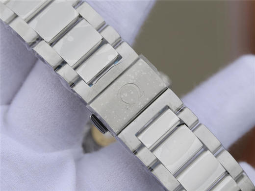 VS海马150米系列，搭载VS全新一体机8500机芯海马系列 AQUA TEERA 150米腕表231.10.42.21.03.004。男士腕表，精钢表带，透底。 商品图9