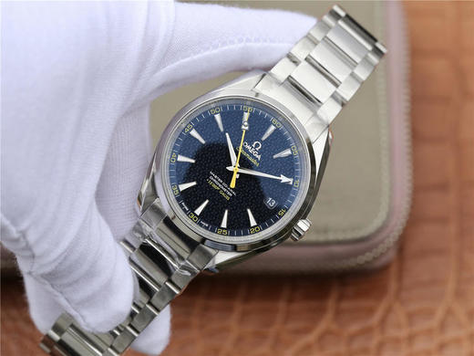 VS海马150米系列，搭载VS全新一体机8500机芯海马系列 AQUA TEERA 150米腕表231.10.42.21.03.004。男士腕表，精钢表带，透底。 商品图3