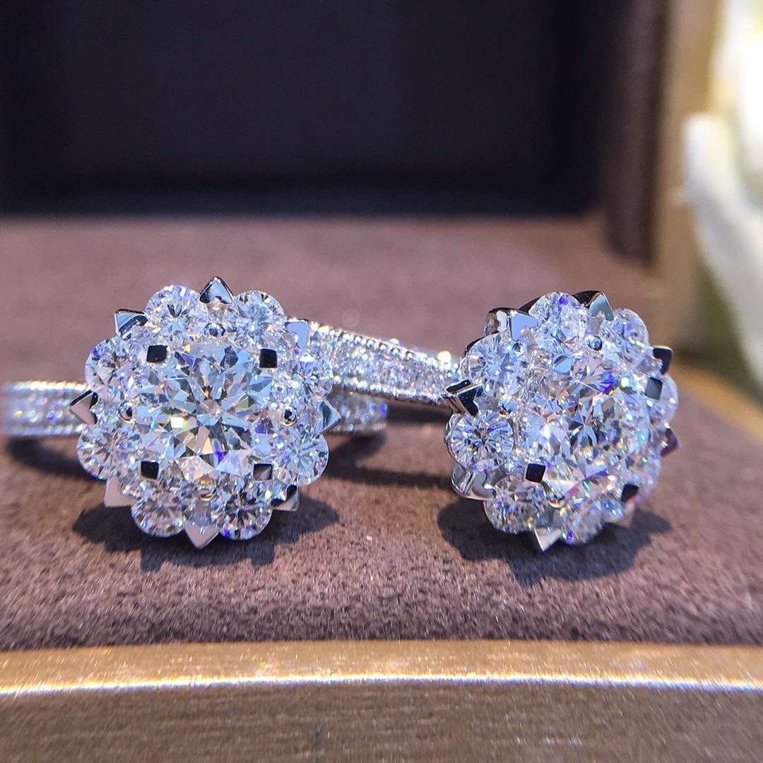 爆款]18k金捧花款钻戒.主石1.017ct.副石0.795ct.金重5.