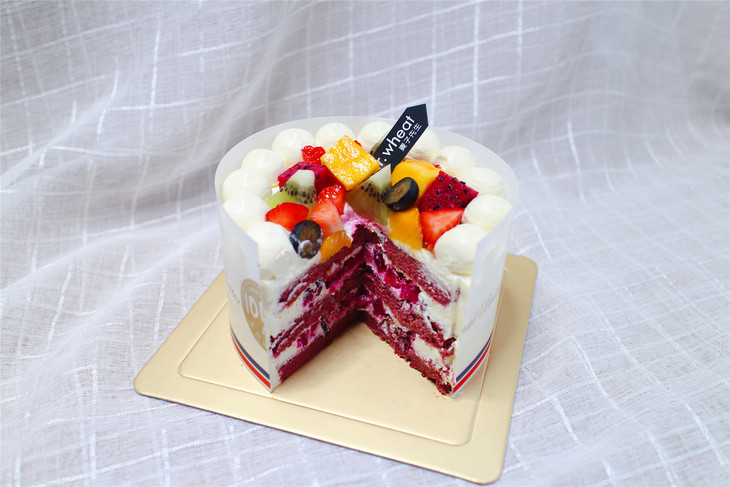 采用新西兰进口安佳淡奶油,瑞士进口红丝绒蛋糕专用面粉,韩国进口ts幼