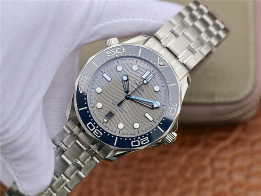 OM海马300米42mm210.30.42.20.06.001 ，om购入原版1-1开模打造。男士腕表，精钢表带，自动机械机芯，透底。 商品图3