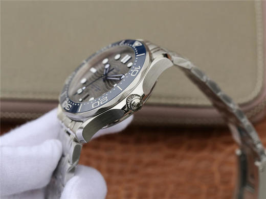 OM海马300米42mm210.30.42.20.06.001 ，om购入原版1-1开模打造。男士腕表，精钢表带，自动机械机芯，透底。 商品图6