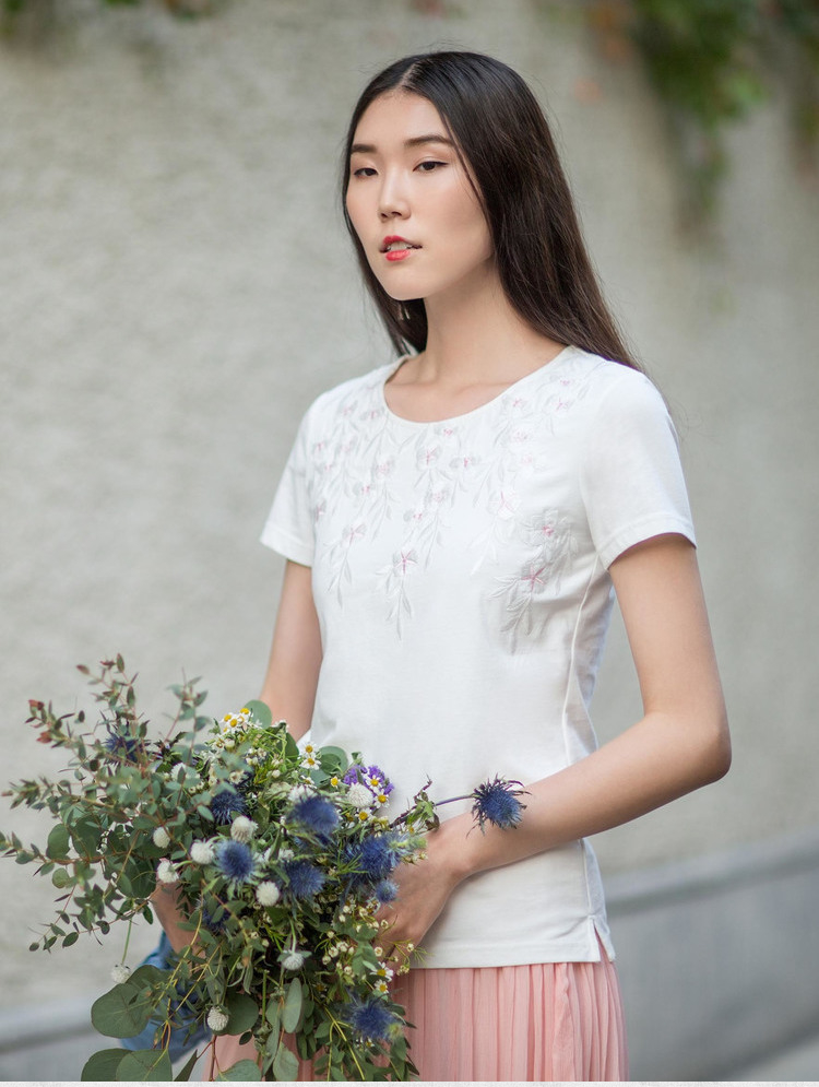 生活在左夏季新款女装绣花纯棉短袖t恤文艺百搭修身短款上衣