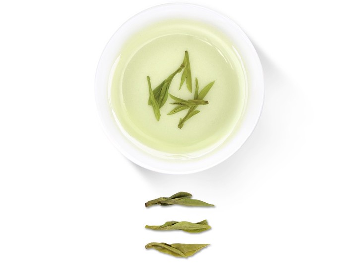 茶汤嫩绿明亮,相较龙井43号等新型品种,这款老槰儿龙井香气更为浓郁