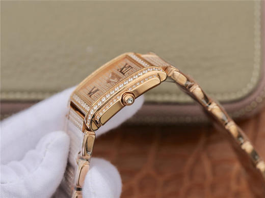 AW百达翡丽Twenty~4系列、的外观从Gondolo系列演化而来，长方形的表壳与手腕纤细的女士非常相称，表壳、表镜特别以弧面设计，让腕表更加贴合手腕 商品图3