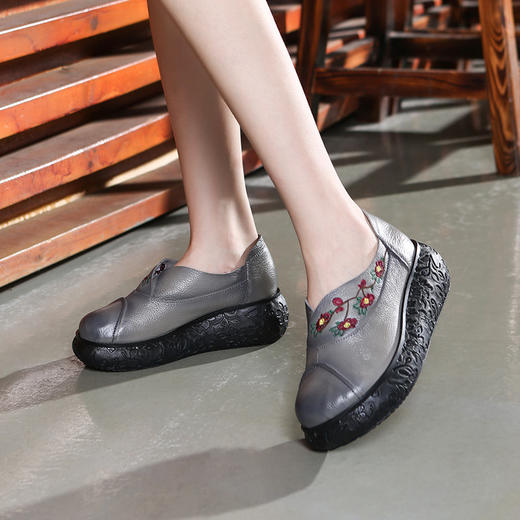民族风真皮厚底绣花松糕鞋货号fl3256