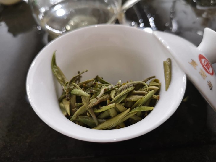 淡雅兰芷香,缓缓芬芳.茶汤入口,嫩笋香明显.叶底逐渐吸水.一目了然.