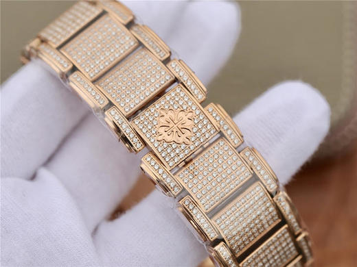 AW百达翡丽Twenty~4系列、的外观从Gondolo系列演化而来，长方形的表壳与手腕纤细的女士非常相称，表壳、表镜特别以弧面设计，让腕表更加贴合手腕 商品图5