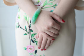 半圈辣色贵妃镯