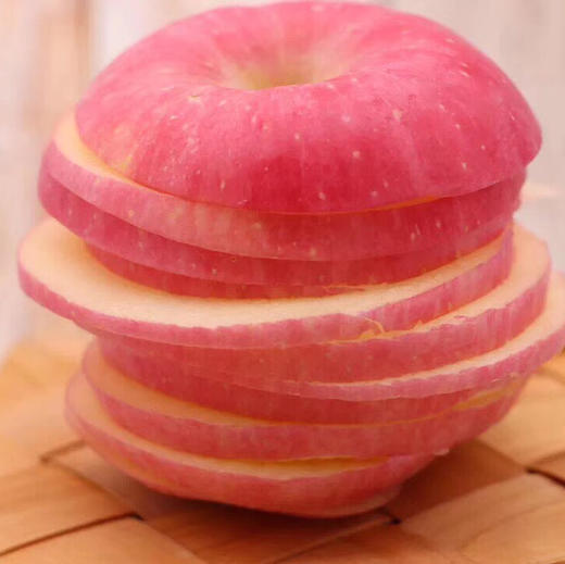 靖林雪原苹果🍎饱满红润散发着浓郁果香，脆甜爽口，每一口都是幸福的味道 商品图2