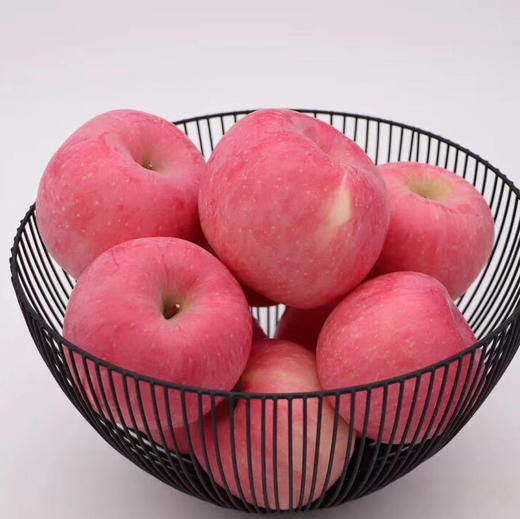 靖林雪原苹果🍎饱满红润散发着浓郁果香，脆甜爽口，每一口都是幸福的味道 商品图3