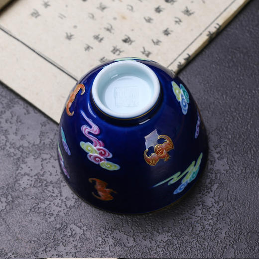 祭蓝雕刻洪福齐天直口杯 商品图3