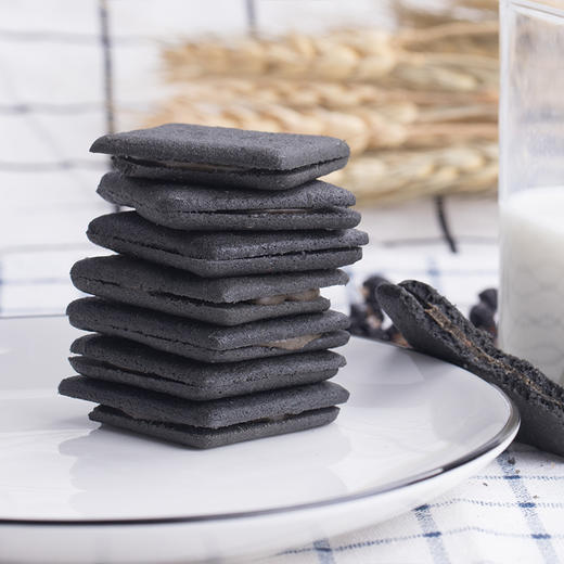 芝麻夹心饼干,黑巧黑枸杞黑芝麻红枣搭配,口感堪比日本白色恋人饼干
