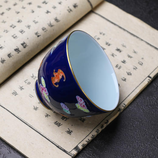 祭蓝雕刻洪福齐天直口杯 商品图2