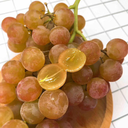 🔥爆品特好吃😋～荔枝香葡萄！[色]自带浓郁的玫瑰花瓣、水蜜桃和荔枝等香味，很香的葡萄🍇特别甜，汁多。最新到货 商品图5