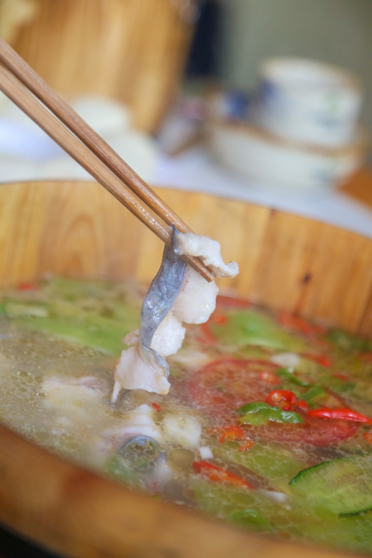 文号木桶鱼69元34人酸汤猪脚98元4人木桶鱼