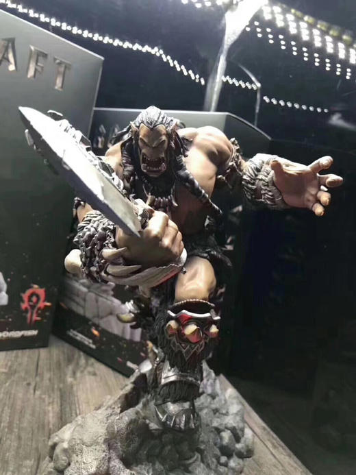 正版魔兽世界人族洛萨，兽人杜隆坦手办带led灯，可当手机充电支架 商品图1