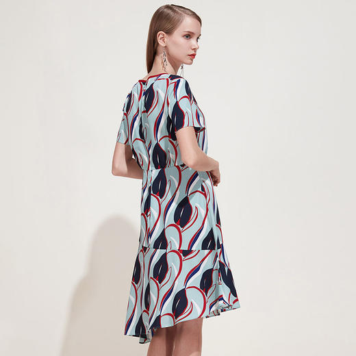 EITIE爱特爱夏季不规则荷叶边裙摆抽象印花雪纺连衣裙女5907625 商品图3