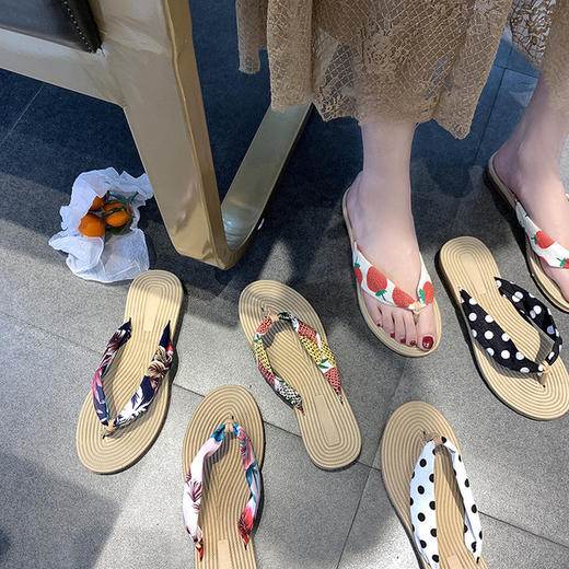 【拖鞋】夏季新款夹趾女沙滩人字拖外出百搭时尚平跟凉拖鞋潮 商品图0
