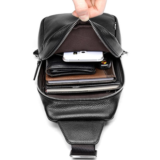 七匹狼胸包男包男士休闲单肩包软牛皮斜挎包青年背包头层跨包 黑色1A1174201-01 商品图3