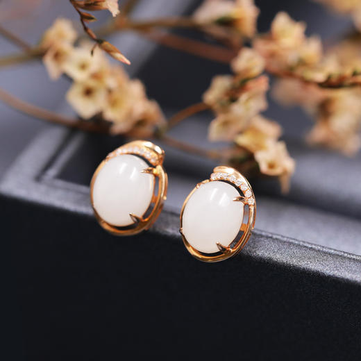 【简约】18K玫瑰金和田玉（白玉）蛋面小耳钉--花之物语 /8*10mm 商品图1