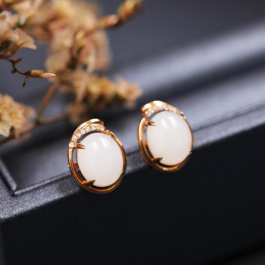 【简约】18K玫瑰金和田玉（白玉）蛋面小耳钉--花之物语 /8*10mm 商品图2