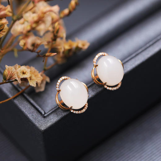 18K玫瑰金和田玉（白玉）蛋面镶钻耳钉--花之物语 商品图4