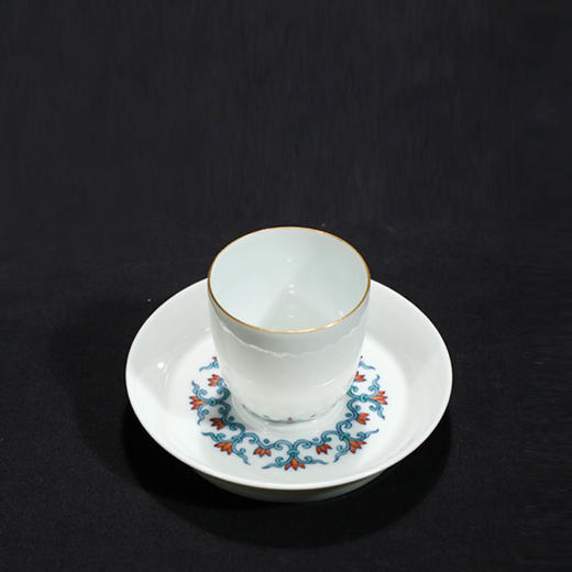 青花斗彩缠枝莲暗刻龙纹杯 （带托） 商品图1