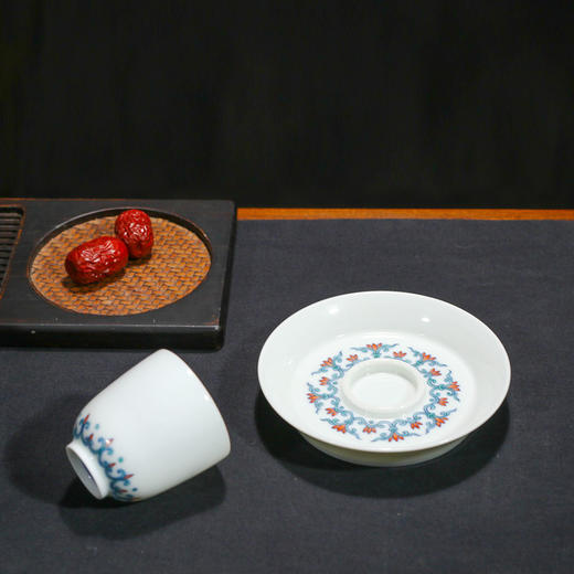 青花斗彩缠枝莲暗刻龙纹杯 （带托） 商品图2