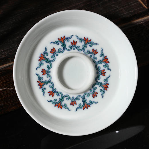 青花斗彩缠枝莲暗刻龙纹杯 （带托） 商品图4