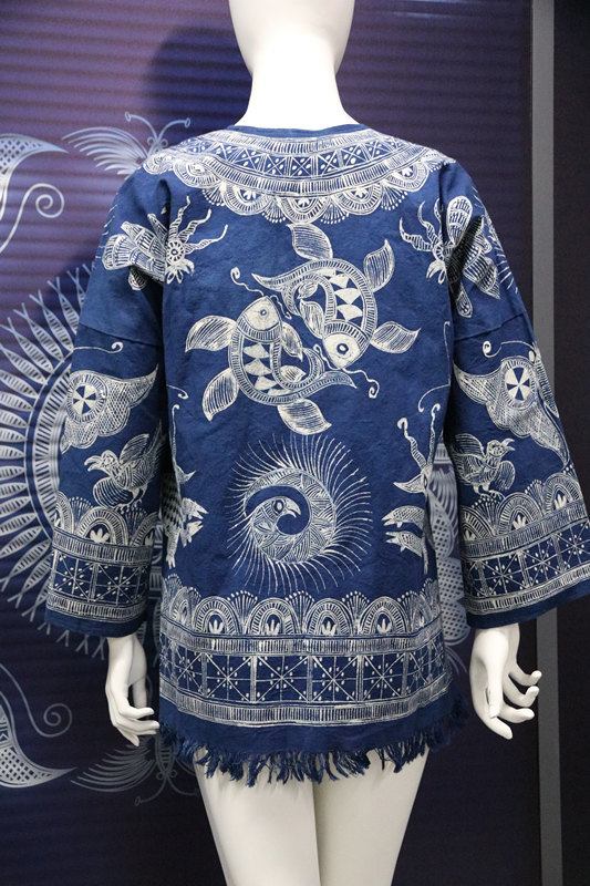 贵州苗族刺绣传承人潘玉珍奶奶的作品蜡染上衣