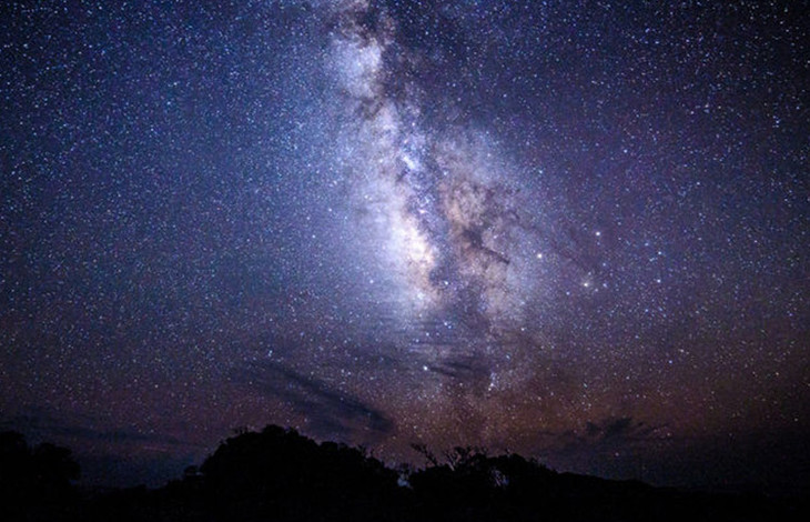 在黑夜降临时,抬头便是蓝灰色的夜空,犹如巨大的沙画板,用无数星星