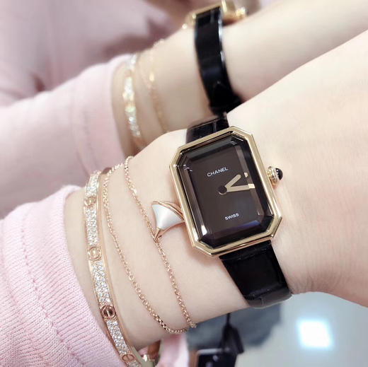 香奈儿最新款 上手图 小号 PREMIÈRE 腕表的八角形轮廓与巴黎芳登广场的形状如出一辙。这一隽永恒久、 商品图1