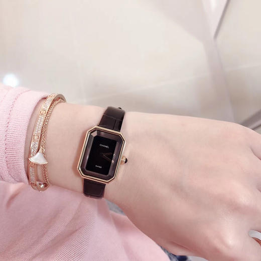 香奈儿最新款 上手图 小号 PREMIÈRE 腕表的八角形轮廓与巴黎芳登广场的形状如出一辙。这一隽永恒久、 商品图3