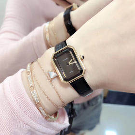 香奈儿最新款 上手图 小号 PREMIÈRE 腕表的八角形轮廓与巴黎芳登广场的形状如出一辙。这一隽永恒久、