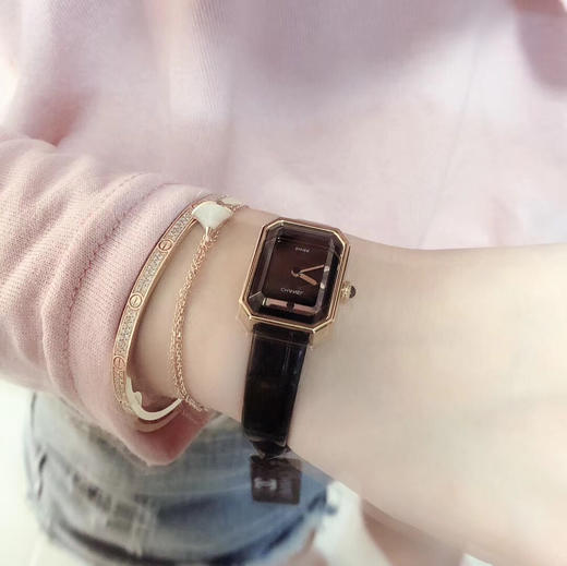 香奈儿最新款 上手图 小号 PREMIÈRE 腕表的八角形轮廓与巴黎芳登广场的形状如出一辙。这一隽永恒久、 商品图7