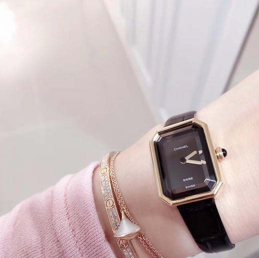 香奈儿最新款 上手图 小号 PREMIÈRE 腕表的八角形轮廓与巴黎芳登广场的形状如出一辙。这一隽永恒久、 商品图6