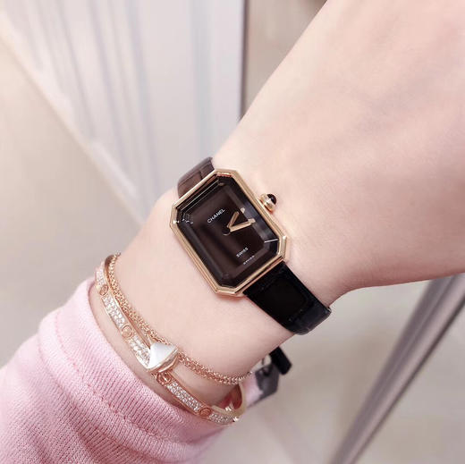 香奈儿最新款 上手图 小号 PREMIÈRE 腕表的八角形轮廓与巴黎芳登广场的形状如出一辙。这一隽永恒久、 商品图5