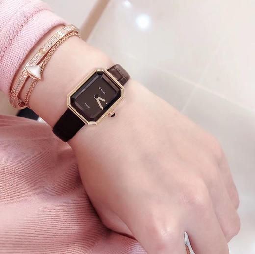 香奈儿最新款 上手图 小号 PREMIÈRE 腕表的八角形轮廓与巴黎芳登广场的形状如出一辙。这一隽永恒久、 商品图4