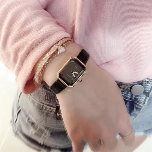 香奈儿最新款 上手图 小号 PREMIÈRE 腕表的八角形轮廓与巴黎芳登广场的形状如出一辙。这一隽永恒久、 商品图8