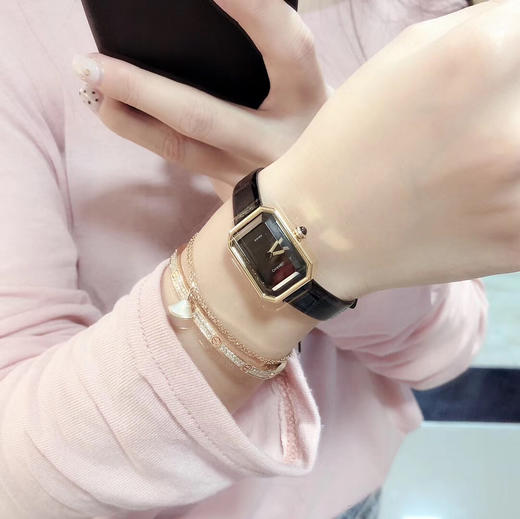 香奈儿最新款 上手图 小号 PREMIÈRE 腕表的八角形轮廓与巴黎芳登广场的形状如出一辙。这一隽永恒久、 商品图2
