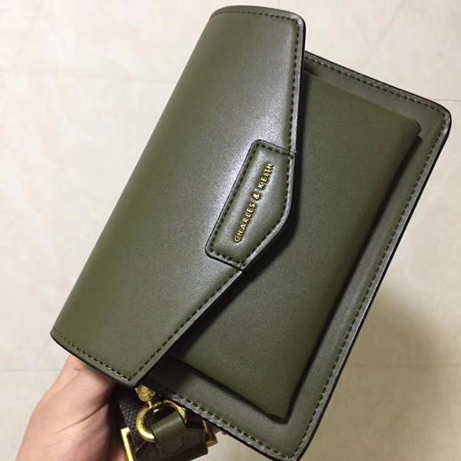 【授权产品】Charles&Keith小ck2-6858新加坡限定宽带斜挎包百搭邮差包信封包 商品图5