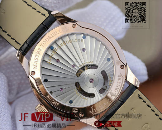 积家大师系列复杂功能真陀飞轮腕表。GMT二地時區顯示，24小時日月星象，EQ手动3310真陀飞轮，義大利牛皮，蓝宝石镜面，表径：42毫米， 商品图9